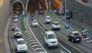Teneriffa-Nordost, La Laguna: Minibus brennt im Tunnel 13 Tunnel