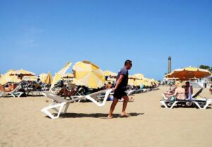 Gran Canaria-Süd, San Bartolomé die Tirajana: Regulierung des Strandliegen- und Sonnenschirmverleihs 9 hamacas maspalomas