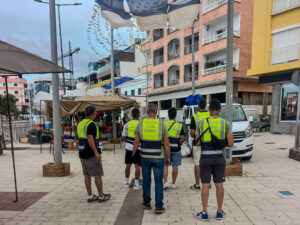 Agentes en el mercadillo municipal de Arguineguin