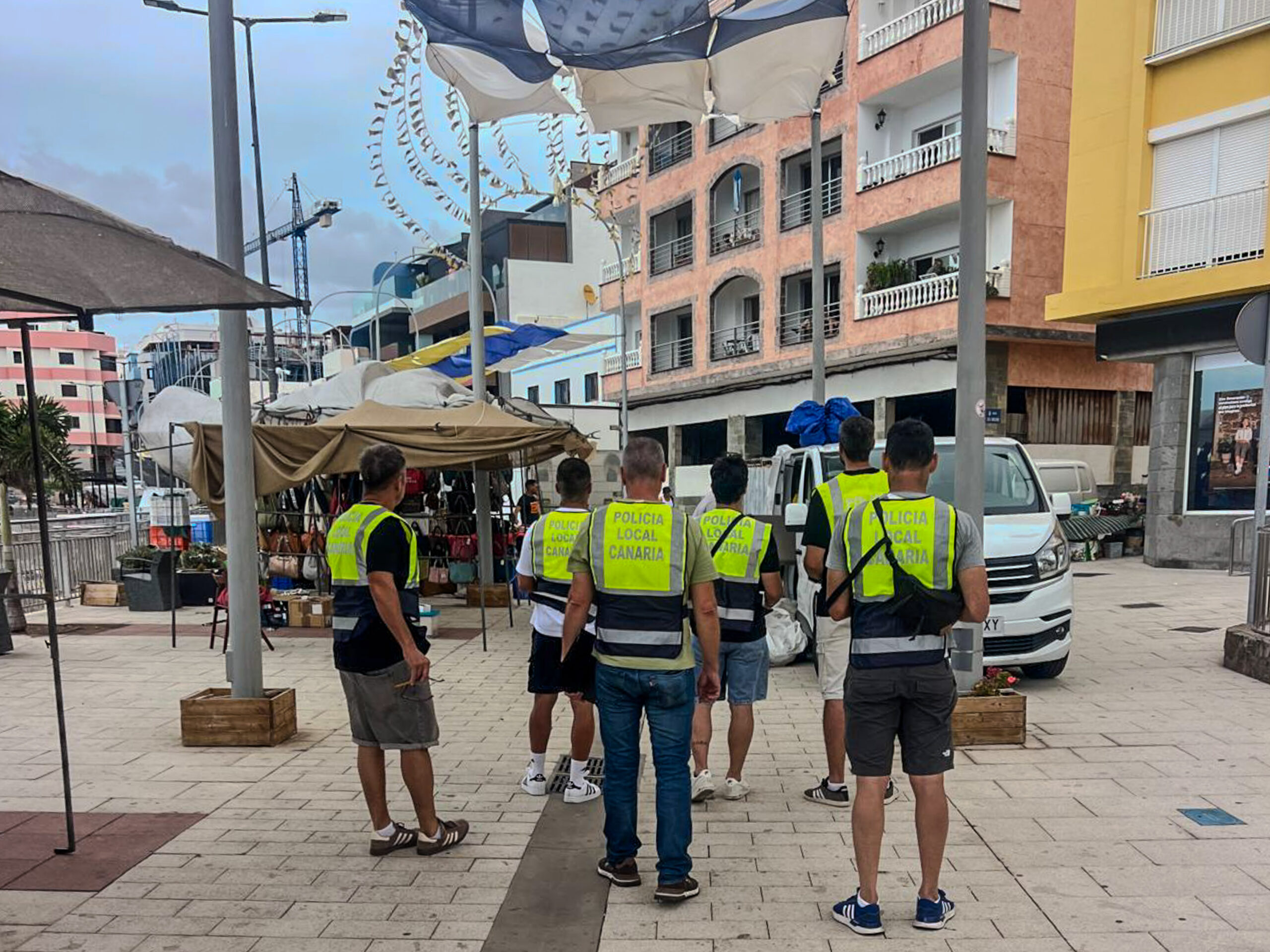 Agentes en el mercadillo municipal de Arguineguin scaled