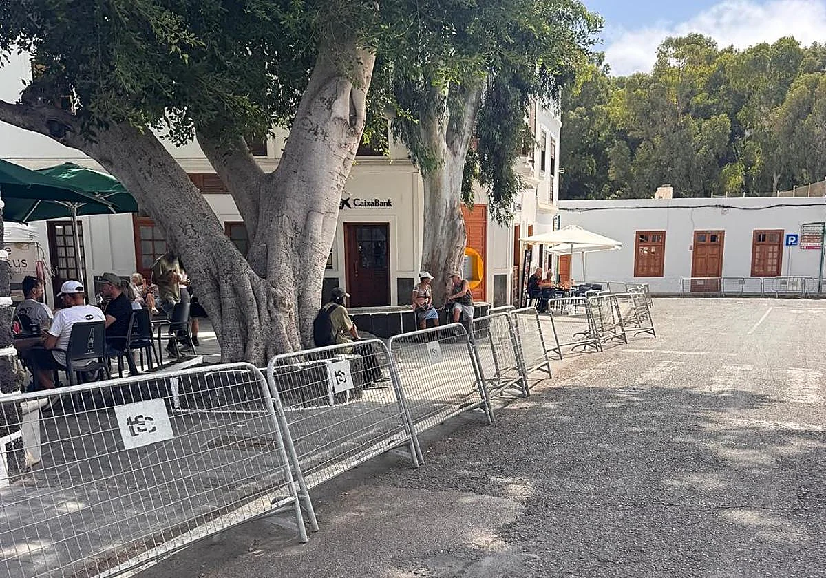 Lanzarote, Haría: Protest gegen Sportveranstaltungen während des Sonntagsmarktes 1 Haria LZ