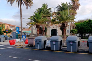 Teneriffa-Nord, La Laguna: Müllcontainer vor der Kirche 15 Muellcontainer