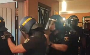 Teneriffa-Nord, Puerto de la Cruz: Drogendealer festgenommen 30 Polizei 4