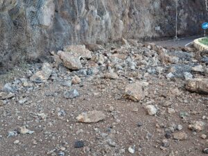 Teneriffa-Nord, Buenavista del Norte: Steinschlag auf der Straße nach Punto Teno 16 Steinschlag