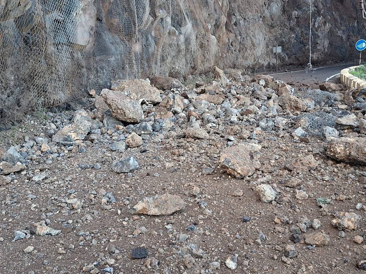 Teneriffa-Nord, Buenavista del Norte: Steinschlag auf der Straße nach Punto Teno 1 Steinschlag